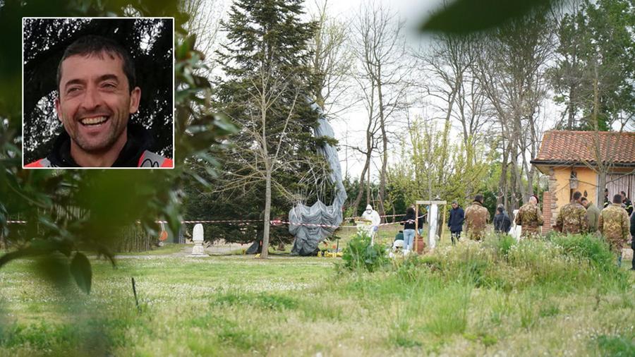 Orentano, paracadutista della Folgore precipita nel giardino di una casa e muore – Video