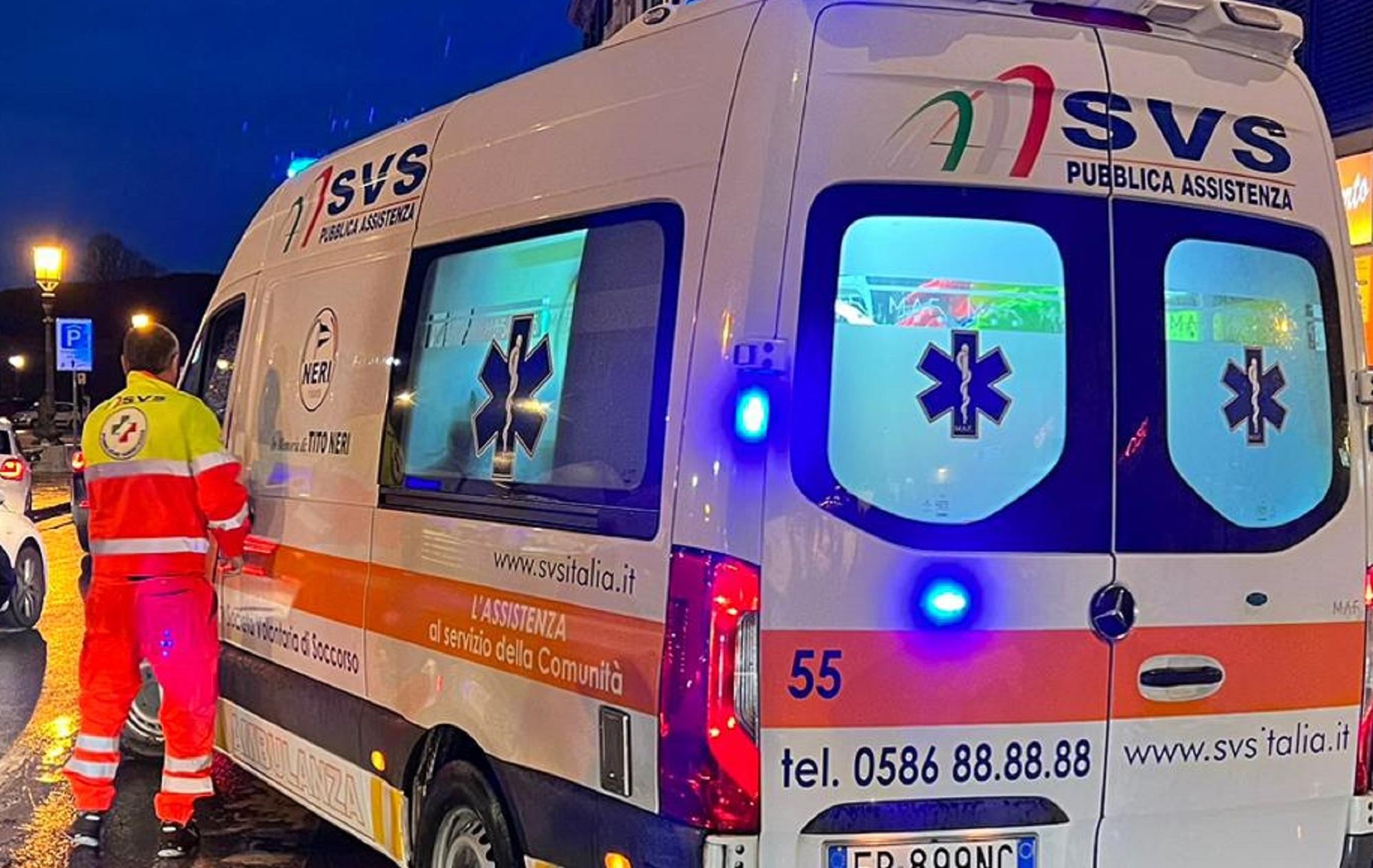 I volontari della Svs su un'ambulanza (foto d'archivio)