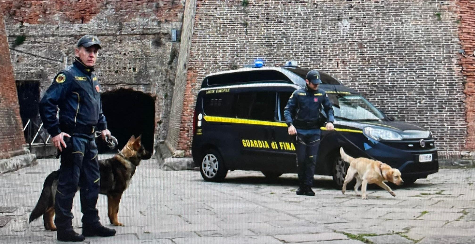 Due finanzieri con i cani antidroga