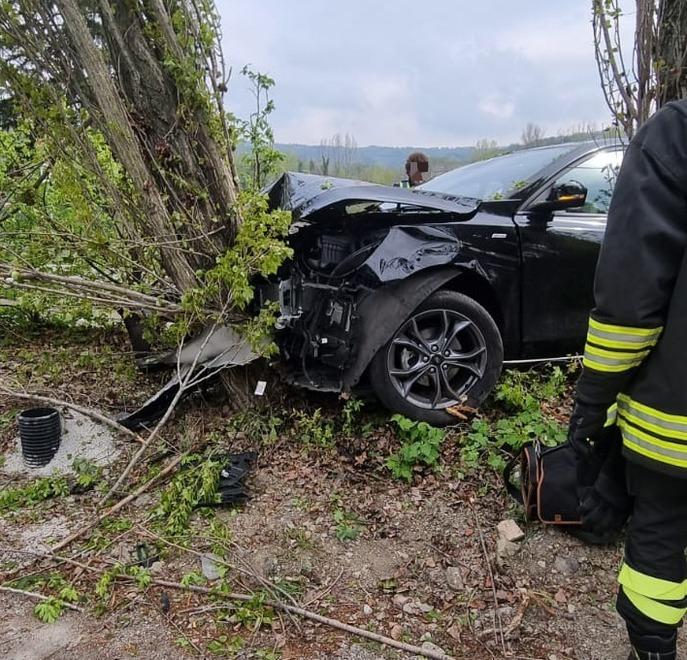 Incidente a Marano.Con l’auto contro gli alberi 