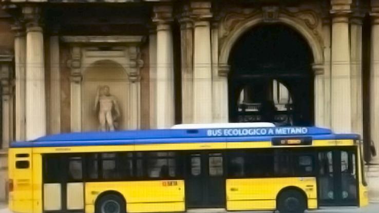 Modena Il Consiglio dice di no ai filobus in piazza Roma Ma i Verdi li difendono 