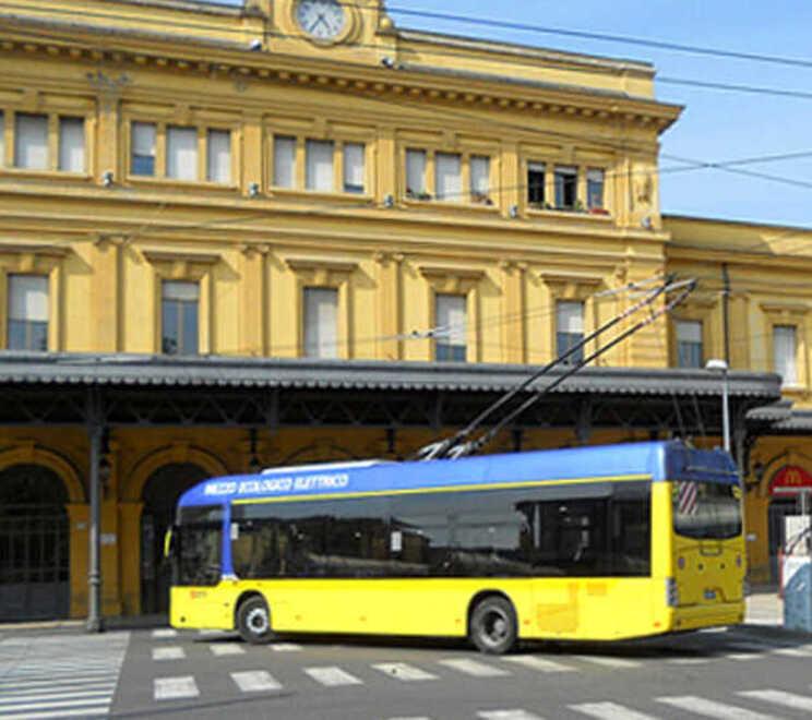 Modena Picchiano autista di Seta sul bus fermo in stazione Indagini su 2 minorenni 