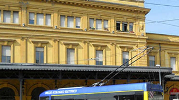 Modena Picchiano autista di Seta sul bus fermo in stazione Indagini su 2 minorenni 