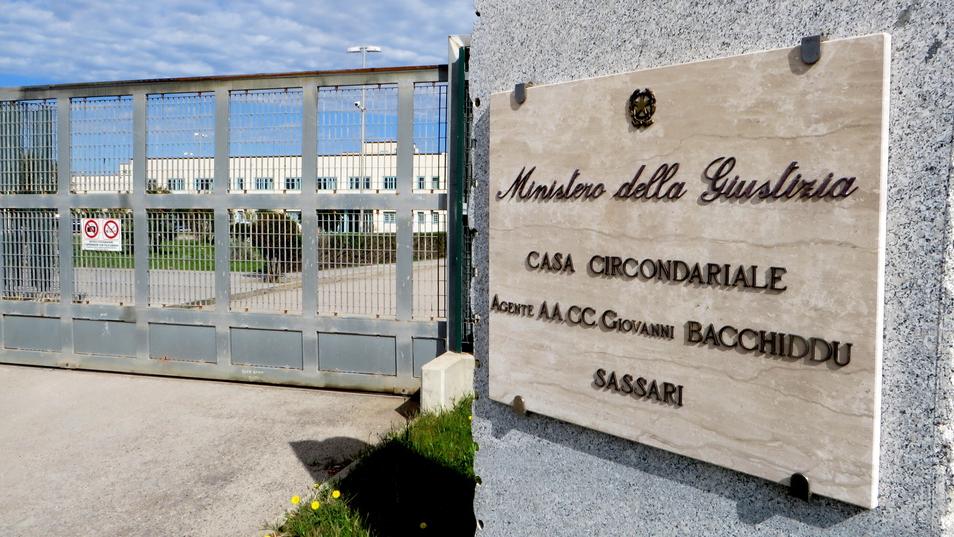 Sassari, telefonini e droga nel carcere di Bancali: condannato agente della penitenziaria 