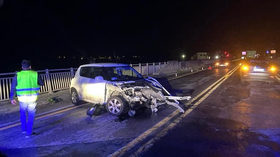 L'auto dopo l'incidente sul ponte di Stagno