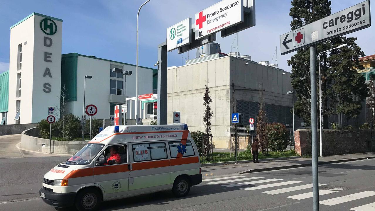 Una veduta dell'ospedale di Careggi, con l'ingresso del pronto soccorso (foto Massimo Sestini)