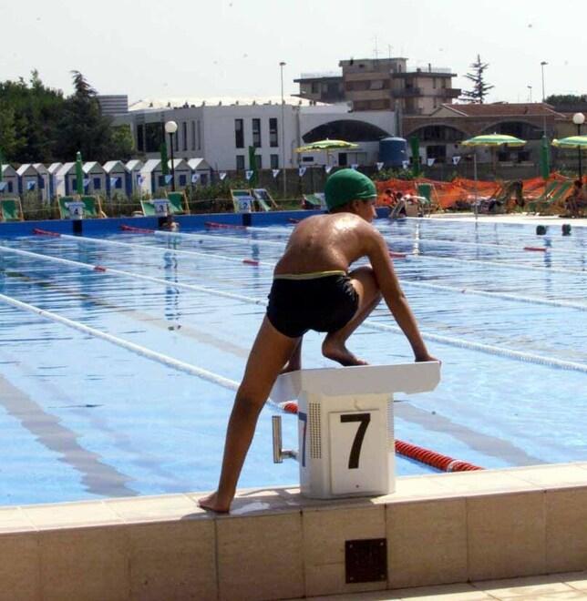 Pontedera, la piscina coperta resta chiusa: riapertura prevista a settembre