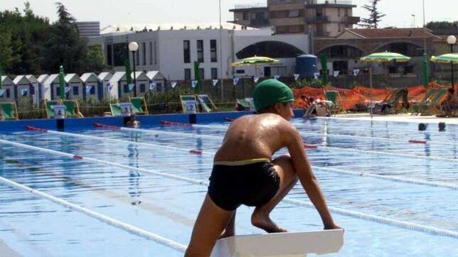Pontedera, la piscina coperta resta chiusa: riapertura prevista a settembre