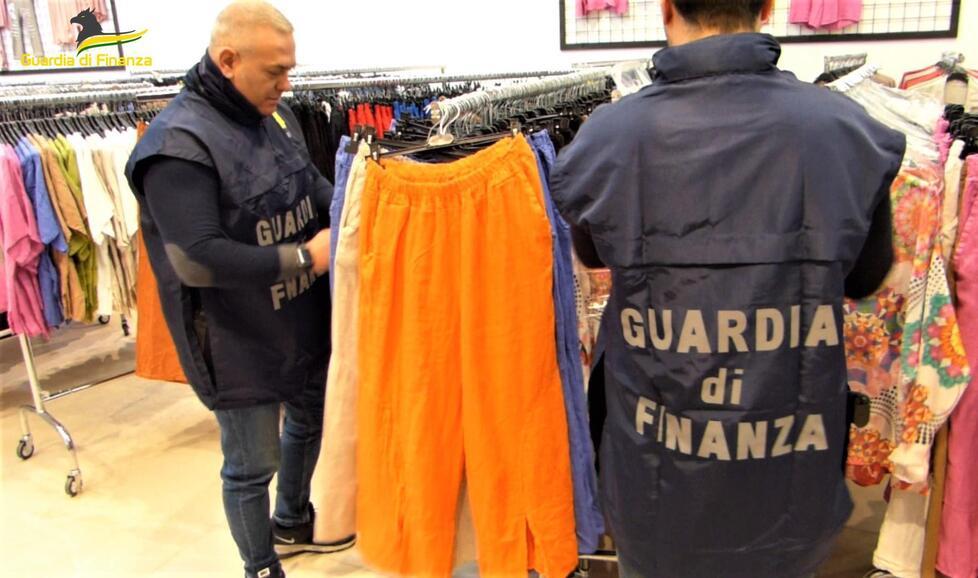 Scatta un altro maxi-sequestro di capi d’abbigliamento cinesi