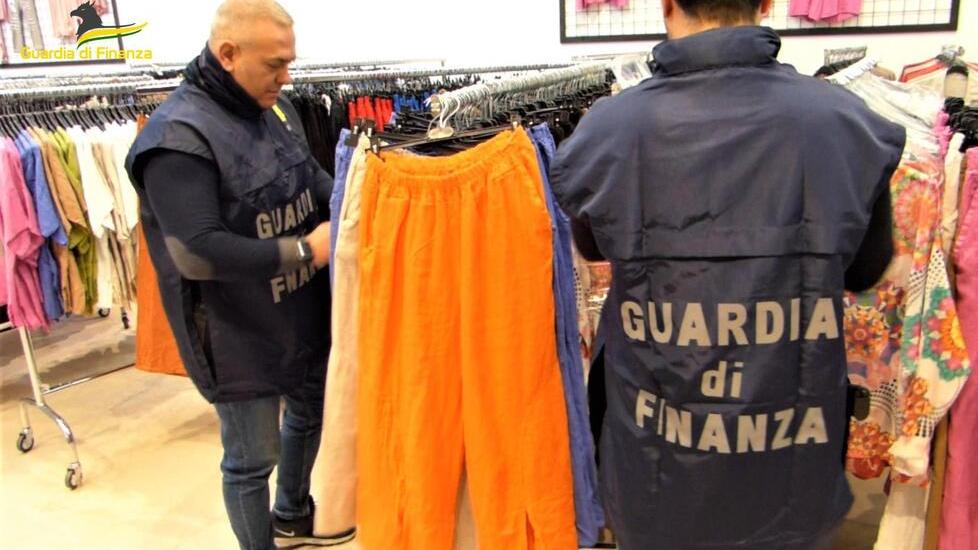 Scatta un altro maxi-sequestro di capi d’abbigliamento cinesi