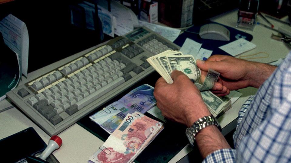 Banche, emorragia continua: niente sportelli in 11 comuni della Lucchesia. Crolla anche il numero di dipendenti – Cinque anni di chiusure: i dati