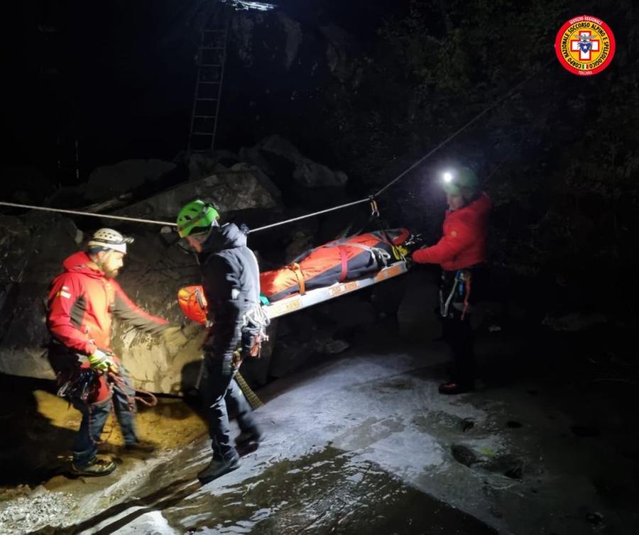 Querceta, escursionista scivola nel torrente: soccorritori al lavoro tutta la notte per salvarlo
