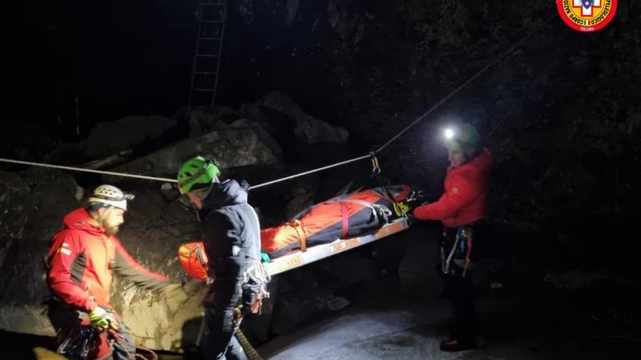 Querceta, escursionista scivola nel torrente: soccorritori al lavoro tutta la notte per salvarlo