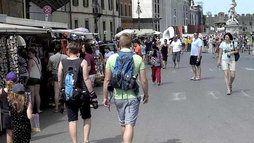 Assalto alla bancarella in piazza: colpito storico ambulante