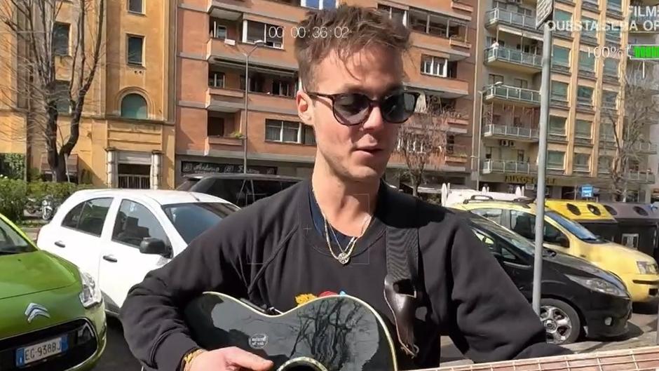 Alessandro e la sua musica in televisione: «Il sogno? Vivere della mia passione»