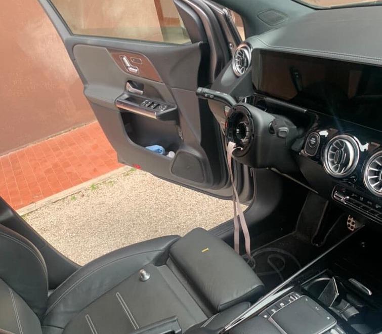 Raid di macchine scassinate a Castelfiorentino: i ladri portano via i volanti da otto auto