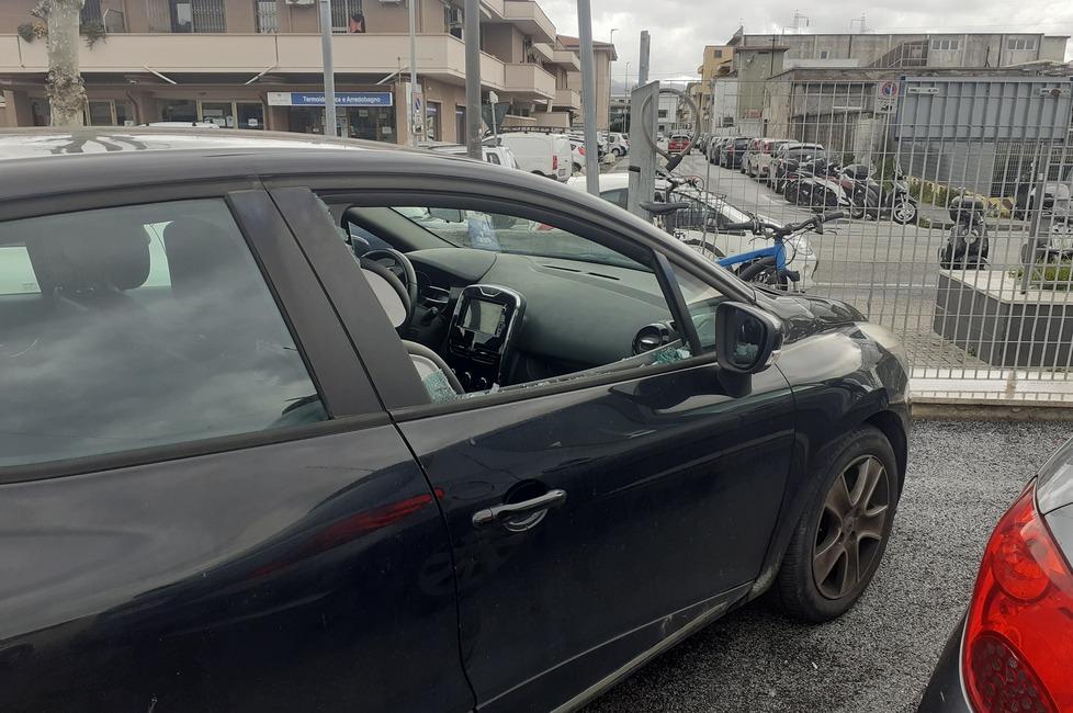 Altre undici auto nel mirino dei ladri Spaccati i finestrini