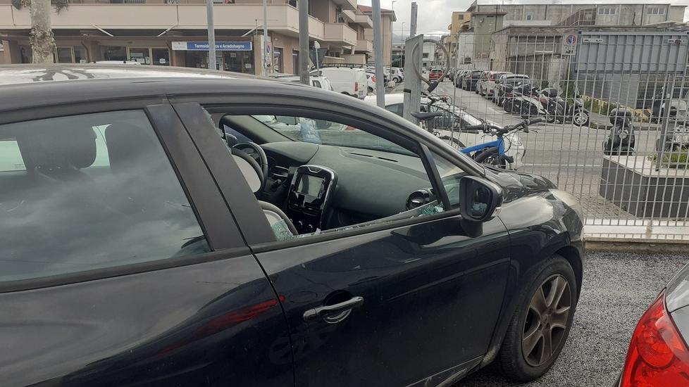 Altre undici auto nel mirino dei ladri Spaccati i finestrini