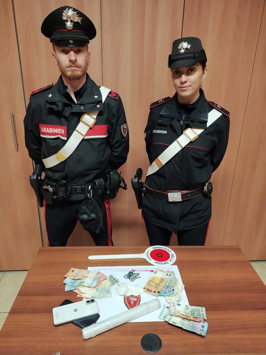 Mezzo chilo di cocaina nel tubo di scarico del water, arrestato 23enne