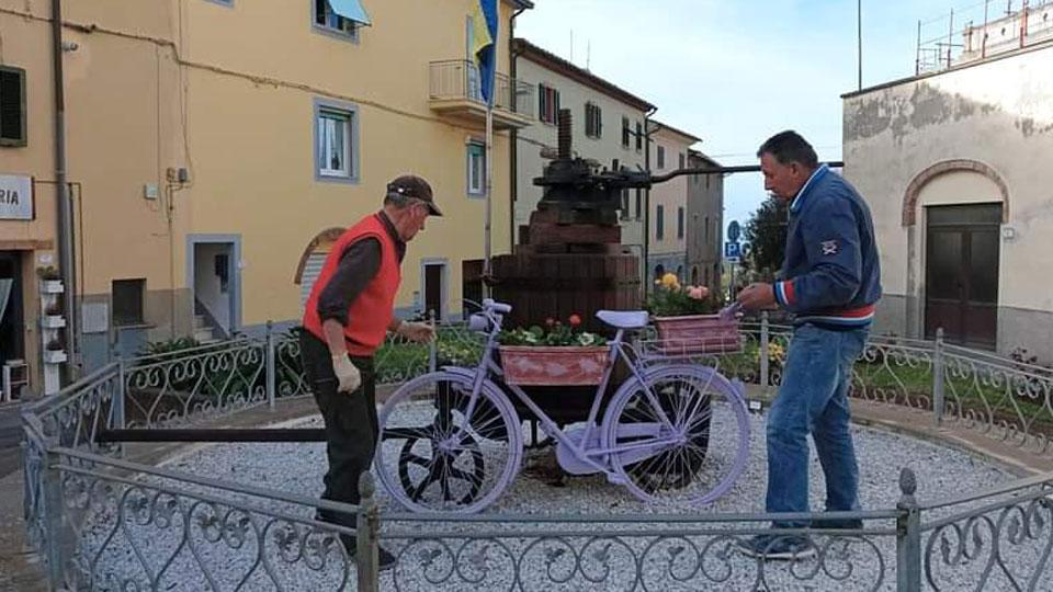 Riparbella rinasce con i volontari che curando fiori, panchine e piazze