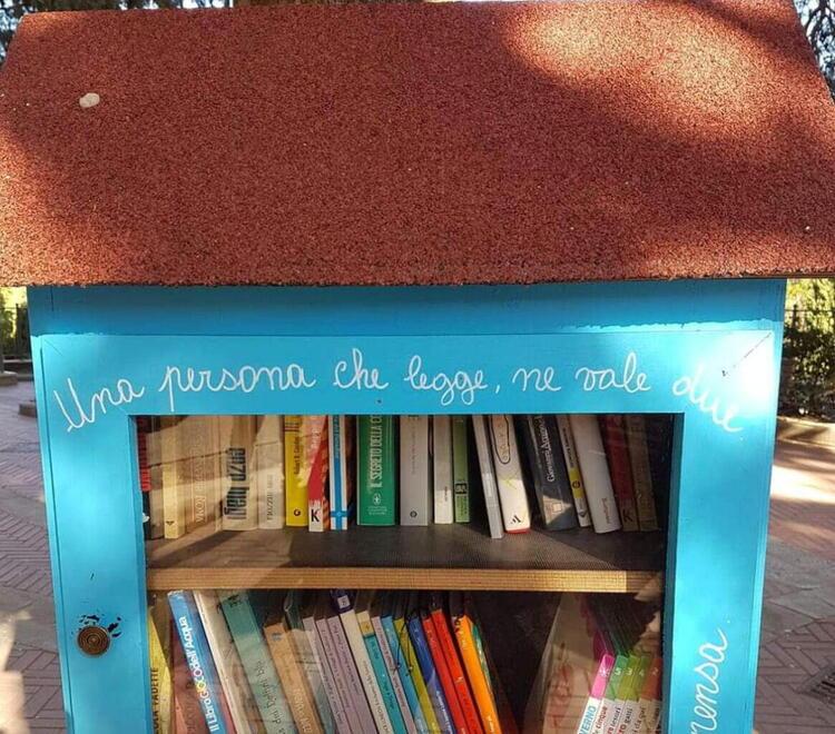 Distrutta a Rosignano la libreria di strada vicino alle scuole