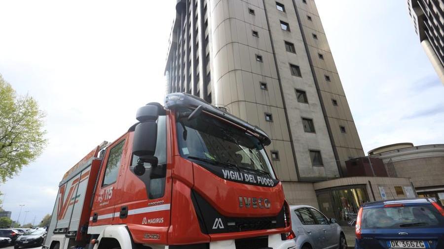Minaccia di gettarsi nel vuoto dal palazzo di via Costellazioni. Salvato da carabinieri e polizia locale