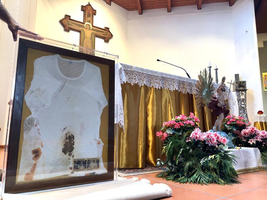 
	La maglietta di papa Giovanni Paolo II coi fori dei proiettili


