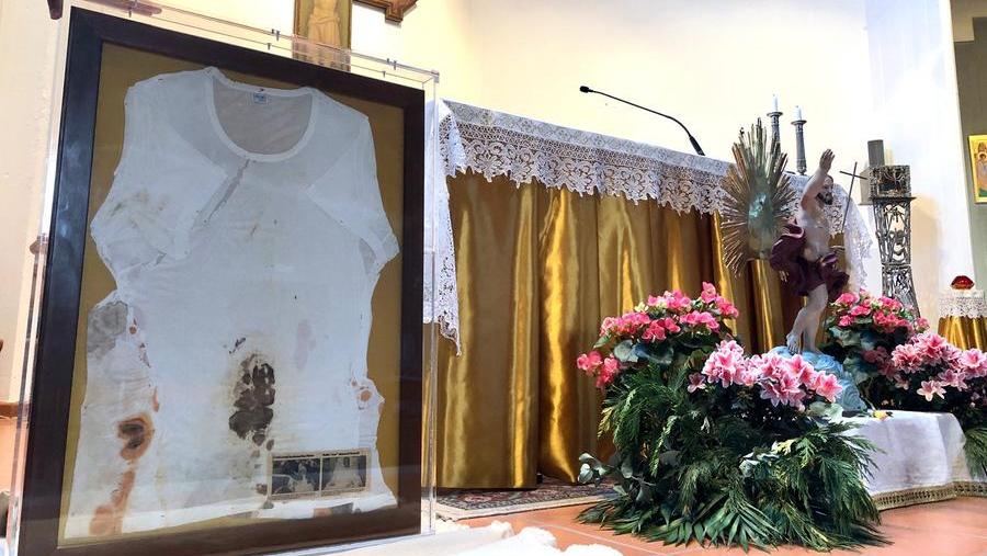 La maglietta di papa Giovanni Paolo II coi fori dei proiettili