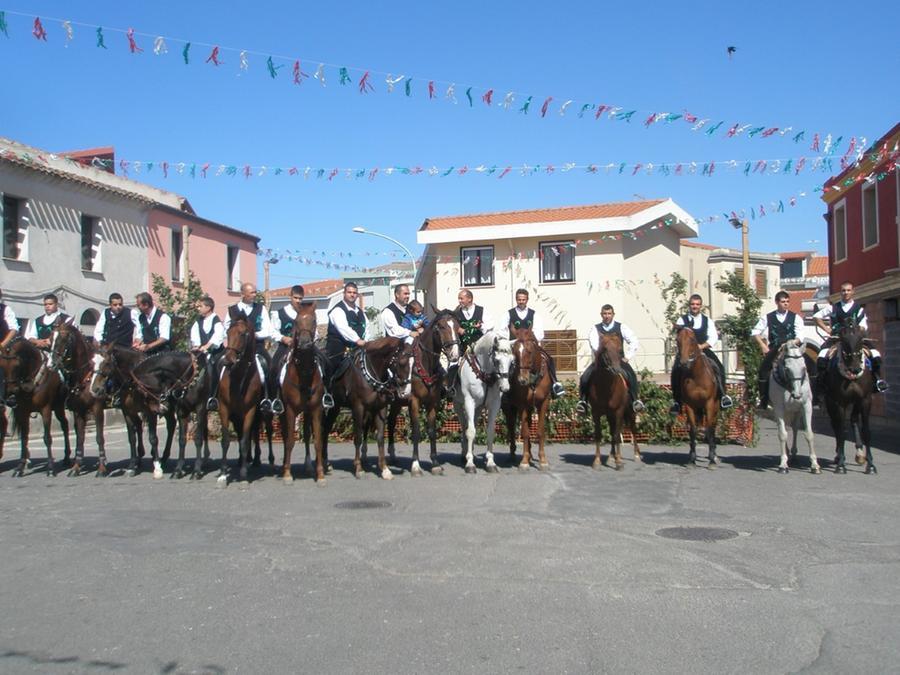 
	Un&nbsp;gruppo di cavalieri sanveresi che partecipano a Sa cursa de sa loriga

