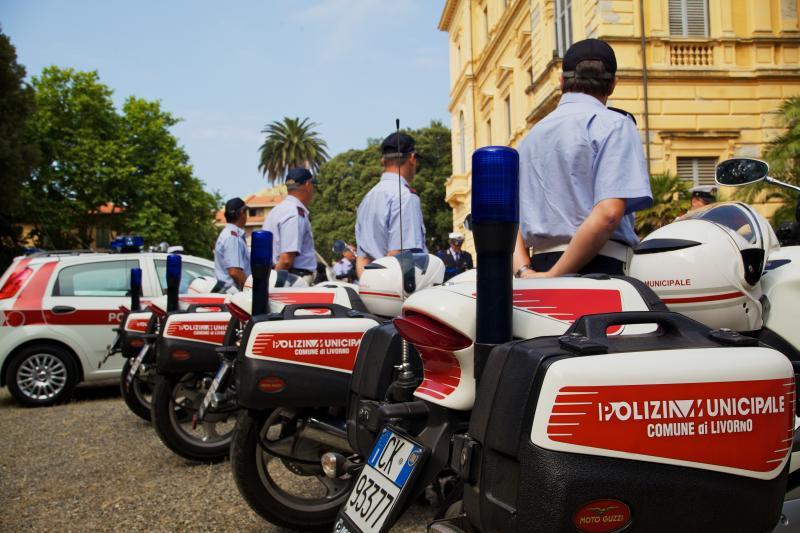 Non si ferma all'alt sul viale Italia, fugge e colpisce un'auto in sosta: inseguito e fermato dalla municipale