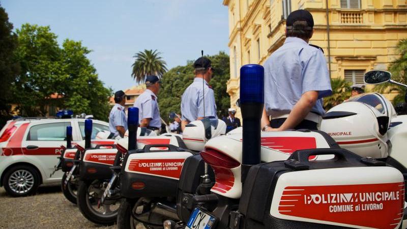 Non si ferma all'alt sul viale Italia, fugge e colpisce un'auto in sosta: inseguito e fermato dalla municipale