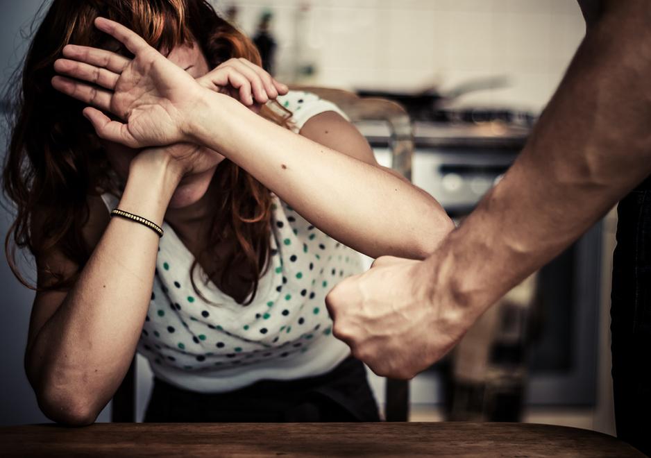 Modena «Non puoi vivere all’occidentale» E il marito perseguita la moglie 