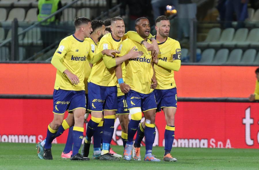 Serie B, il derby termina in parità di fronte ai 13mila del Braglia: Modena-Parma 1-1