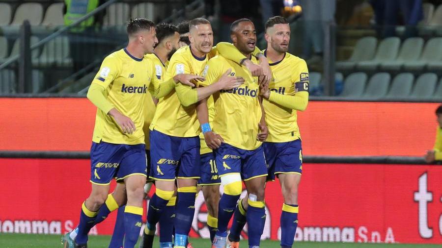 Serie B, il derby termina in parità di fronte ai 13mila del Braglia: Modena-Parma 1-1