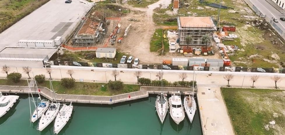 Una veduta degli edifici e il cantiere di Villa Romboli