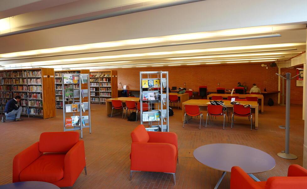 L'interno della biblioteca