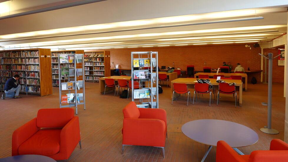 L'interno della biblioteca