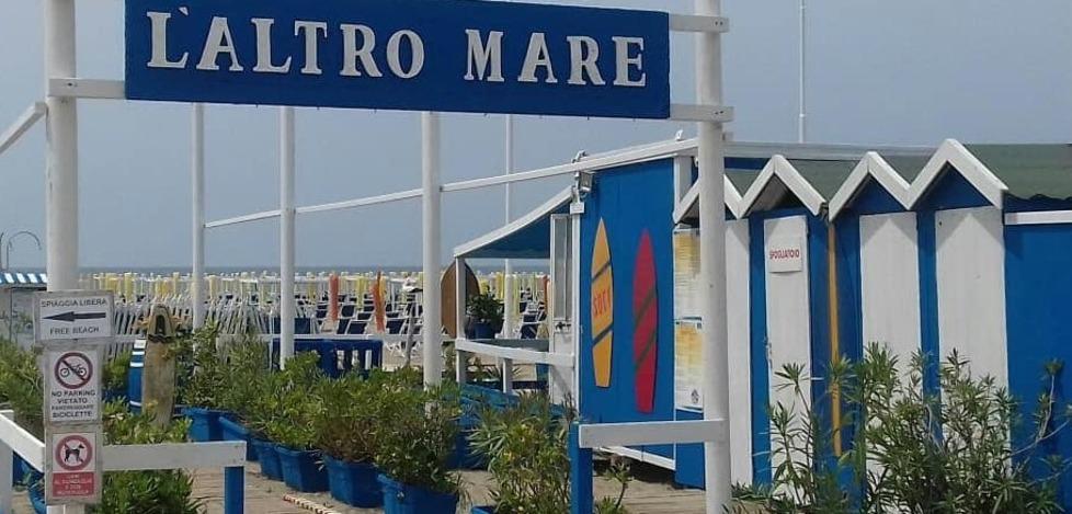 Una delle spiagge attrezzate in concessione alla società “L’Altro mare”