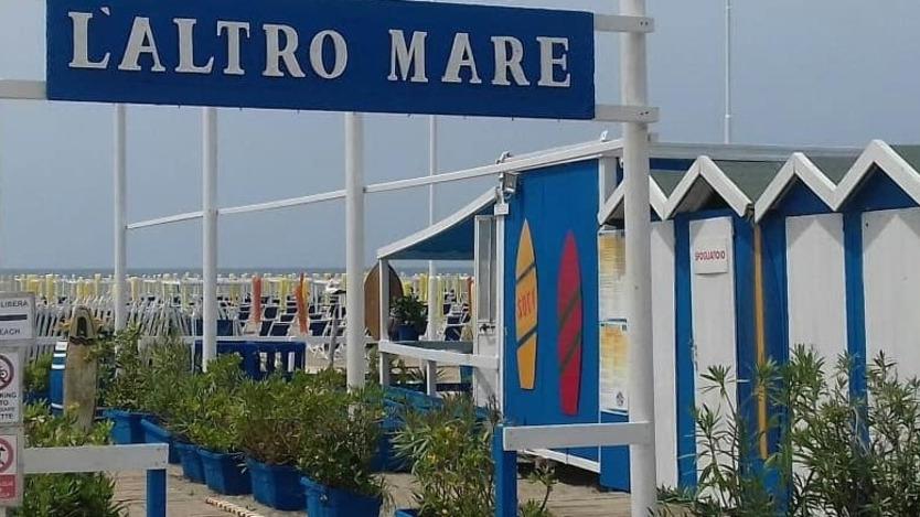 Una delle spiagge attrezzate in concessione alla società “L’Altro mare”