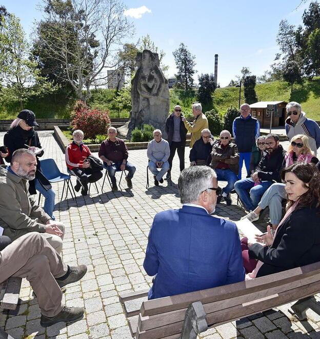 L’on. Boldrini all’incontro con i residenti organizzato dal Pd davanti al palazzo del Cotone (foto Paolo Barlettani)