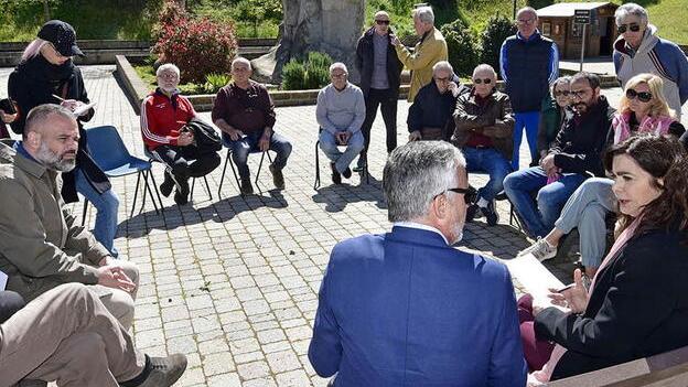 L’on. Boldrini all’incontro con i residenti organizzato dal Pd davanti al palazzo del Cotone (foto Paolo Barlettani)
