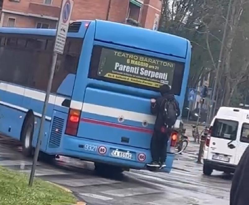 La sfida del “bus surfing” arriva anche a Ferrara