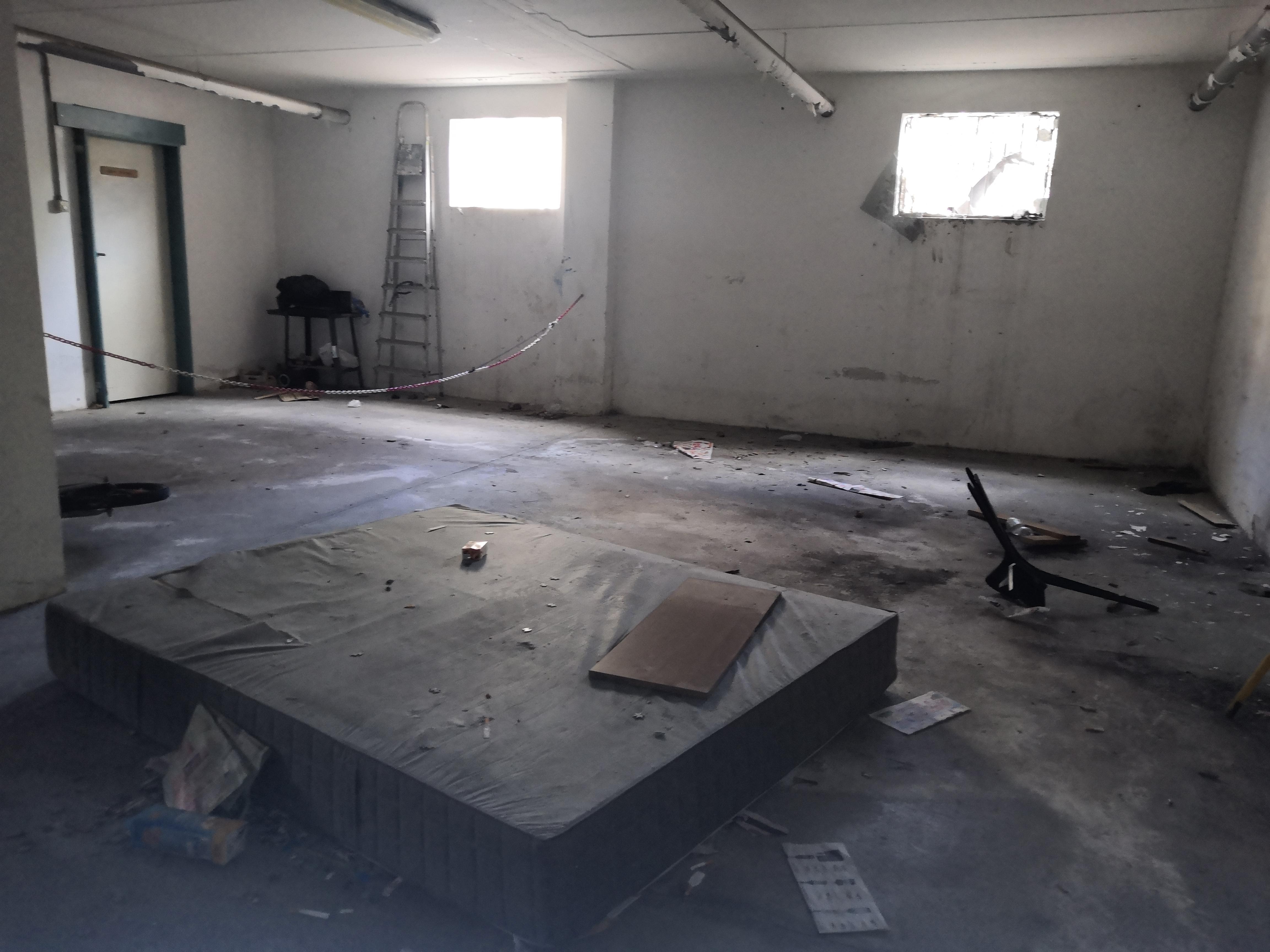 Nel garage del condominio di piazza Saragat uno dei materassi usati per dormire