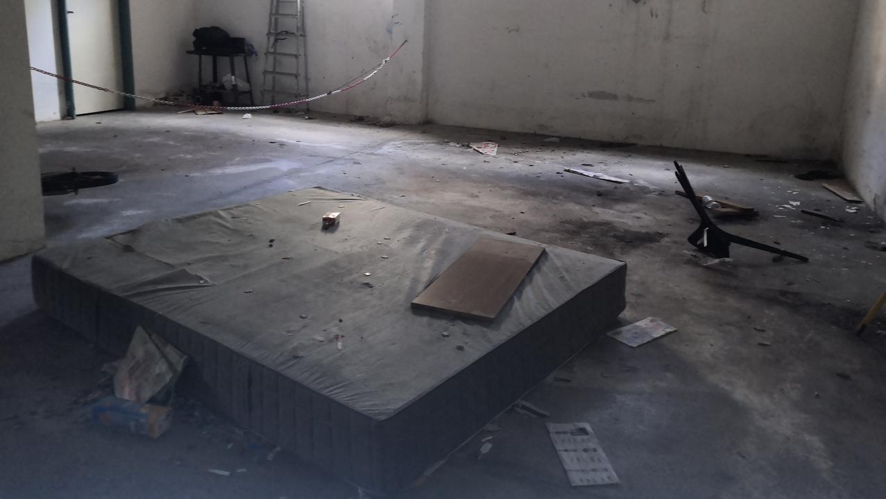 Nel garage del condominio di piazza Saragat uno dei materassi usati per dormire