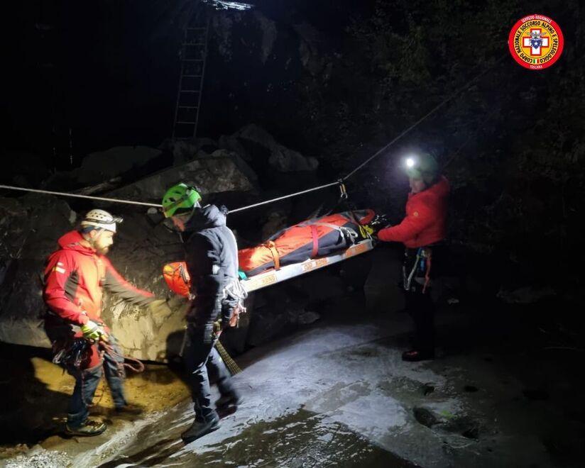 Un’immagine dell’intervento con la barella assicurata con le corde che vengono utilizzate nella speleologia