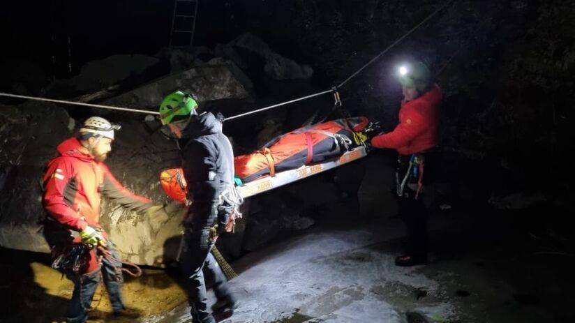 Un’immagine dell’intervento con la barella assicurata con le corde che vengono utilizzate nella speleologia