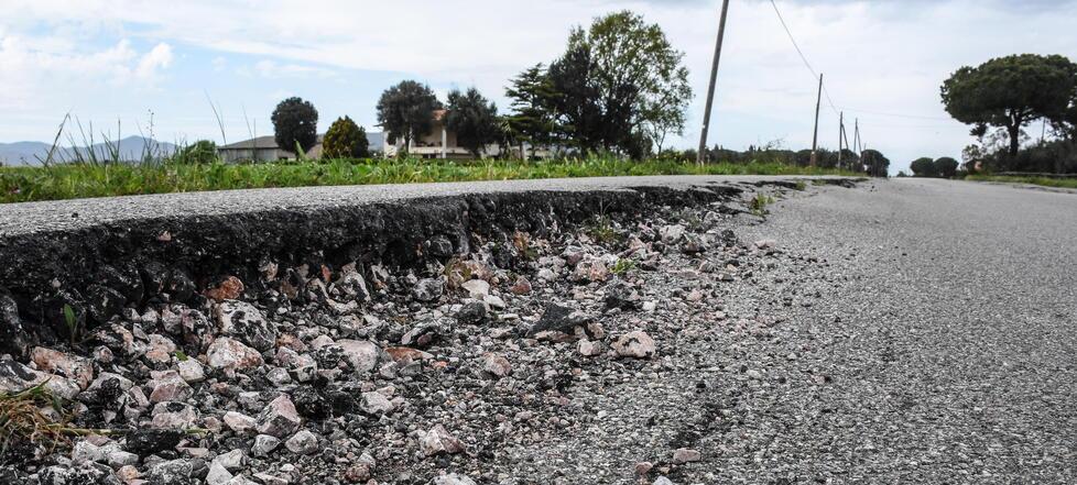 Il pessimo stato dell’asfalto alla Chiocciolaia con circa 30 centimetri di dislivello (foto Bf)