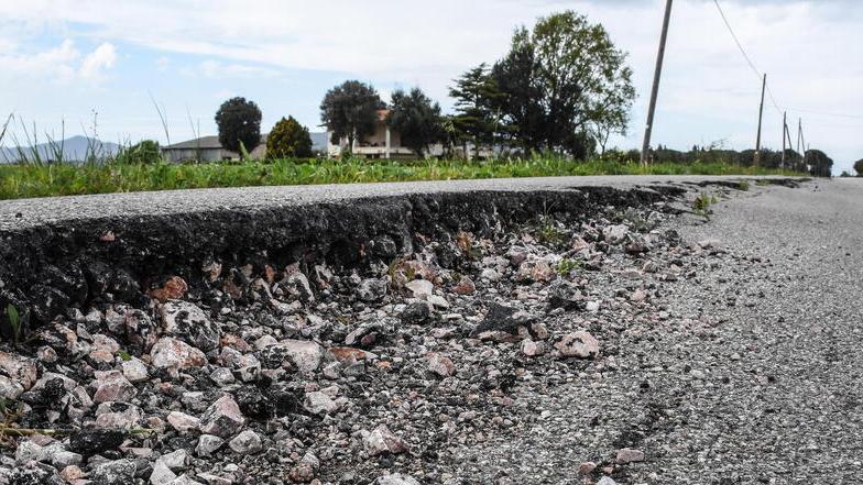 Il pessimo stato dell’asfalto alla Chiocciolaia con circa 30 centimetri di dislivello (foto Bf)