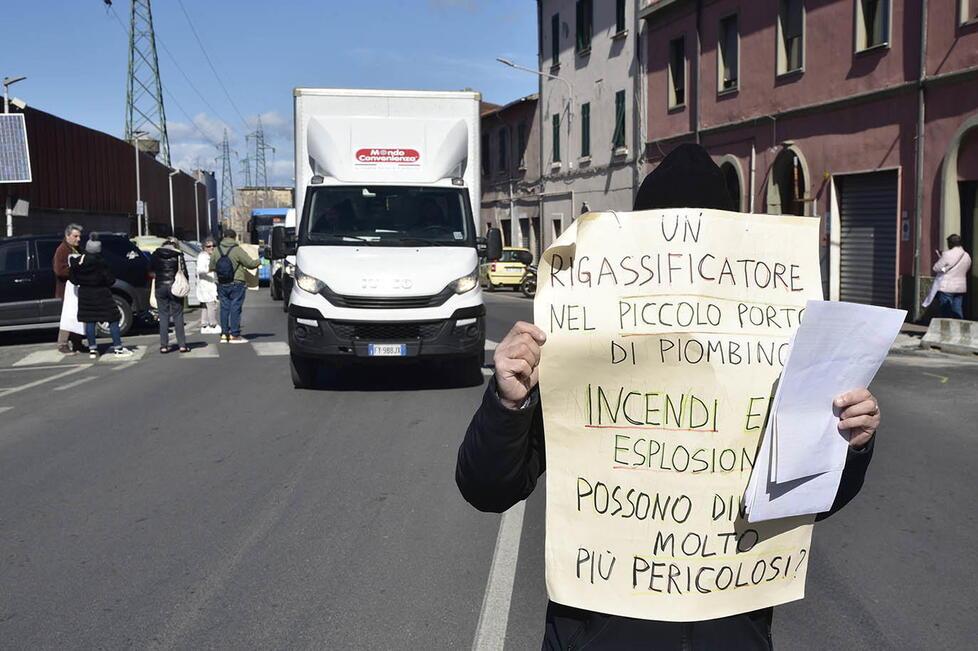 Il volantinaggio di ieri contro il rigassificatore (Foto di Paolo Barlettani)