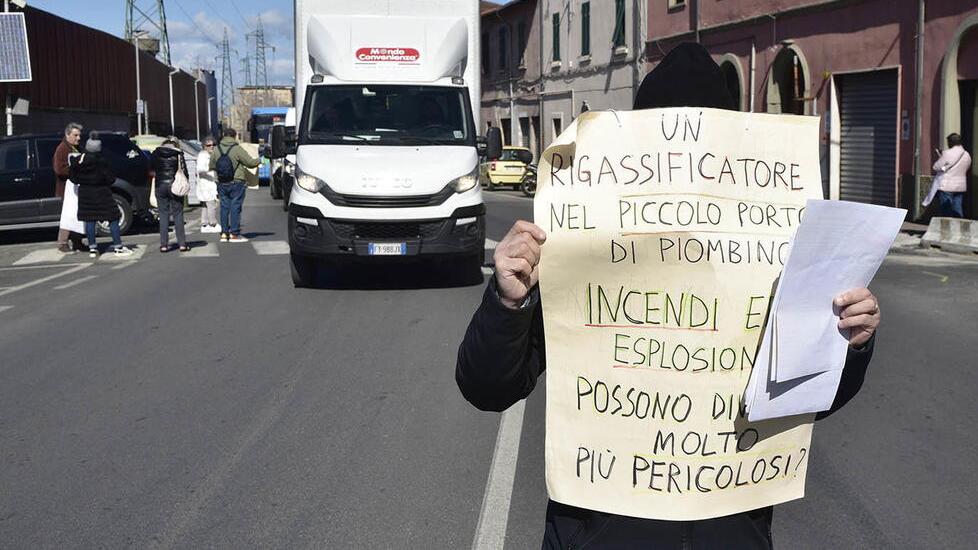 Il volantinaggio di ieri contro il rigassificatore (Foto di Paolo Barlettani)